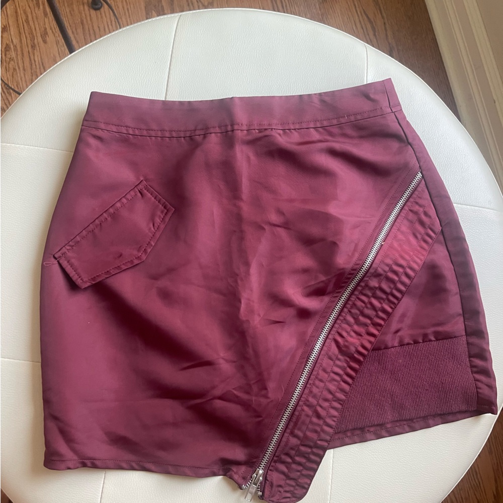 Le Lis Burgundy Skirt with Zipper and Pocket Details Size Small
